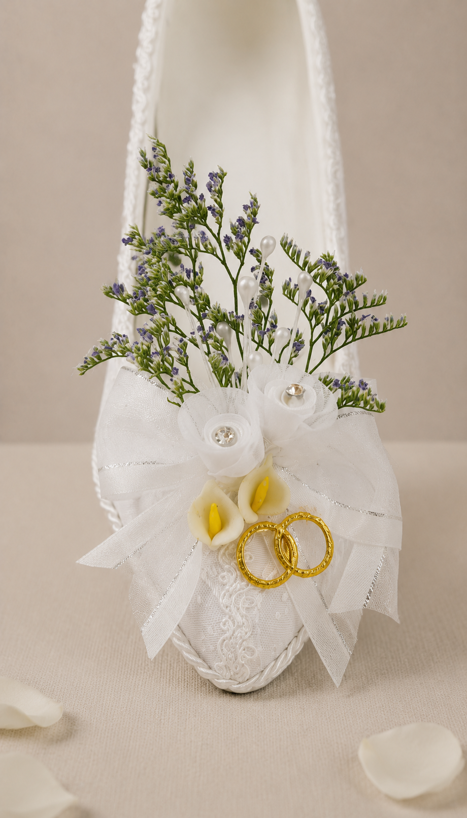 Pedichera Zapatilla Boda Mod 20 - Detalle frontal con argollas y flores